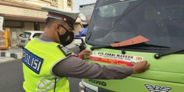 Bagikan Masker dan Stiker Imbauan, Cara Satlantas Polres Parepare Sosialisasi Prokes