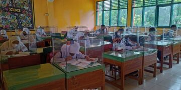 Serba-serbi Hari Pertama PTM, Suasana Kaku Hingga Orang Tua Siswa Menunggu Jam Pelajaran Usai