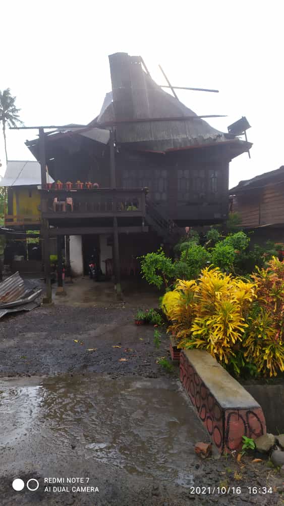 Rumah rusak diterjang angin puting beliung di Lepangang, Pinrang. 