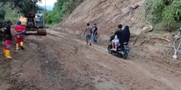Jalan Poros Bakaru yang Tertimbun Longsor Kini Sudah Terbuka