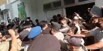 Aksi Unjuk Rasa di DPRD Pinrang Ricuh