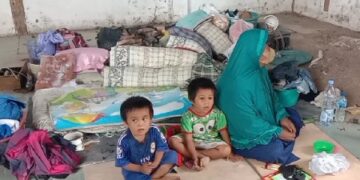 Rumah Dibongkar Indo Tang dan Dua Cucunya Tinggal di Pabrik Tua