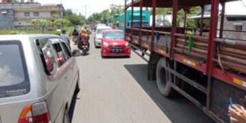 Kemacetan di Poros Rappang-Pinrang Depan SPBU Simae