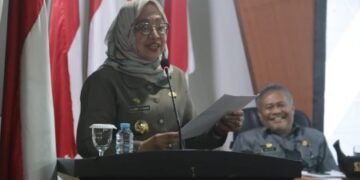 Wakil Gubernur Sulbar, Enny Anggraeny Anwar, menghadiri Rapat Paripurna DPRD Sulbar dengan agenda penyerahan tiga Ranperda, Jumat (15/10/2021).