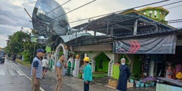 10 Rumah Rusak, Kubah Masjid Terbang dan 2 Tiang Rubuh Diterjang Puting Beliung di Pinrang