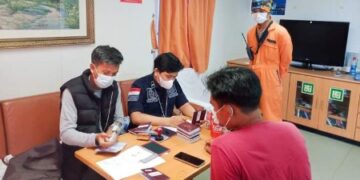 Petugas Imigrasi Parepare Periksa 21 Awak Kapal MV. Aliki Force