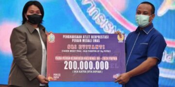 Plt Gubernur Sulsel Penuhi Janji, Berikan Bonus Atlet Peraih Medali di PON Papua
