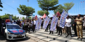 Alumni AKABRI 90 Gelar Vaksinasi dan Bagi Sembako di Makassar