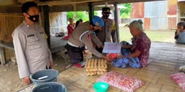 Kapolsek Mattirobulo Bagikan Sembako untuk Warga Terdampak Pandemi Covid-19