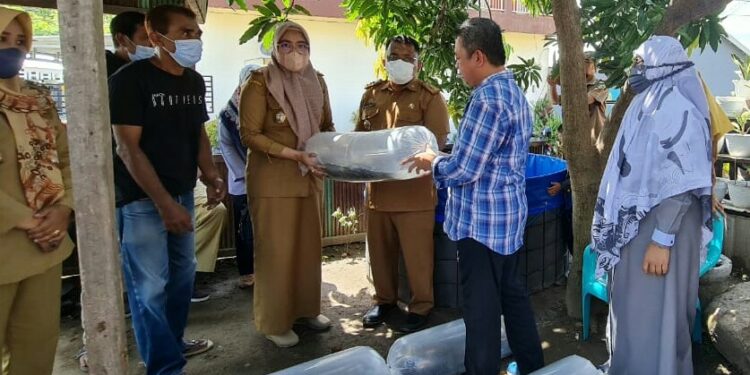 Wujud Nyata Pemulihan Ekonomi, Yasser Latief Serahkan Ribuan Bibit Ikan Lele Warga