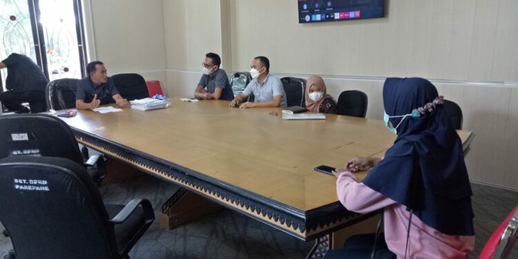 SA (Jilbab Biru) salah seorang warga Parepare datang mengadu ke Komisi II DPRD lantaran kena pemutusan hak kerja (PHK). (Foto : Mulyadi/Pijar)