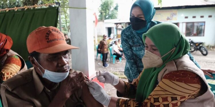 Ketua Tim Penggerak PKK Kabupaten Gowa, Priska Paramita Adnan memantau pelaksanaan vaksin di Kelurahan Lauwa, Kecamatan Biringbulu, Kabupaten Gowa, Senin (22/11/2021)