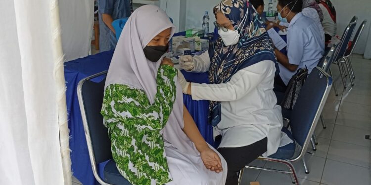 Kegiatan vaksinasi dosis kedua di SMP Muhammadiyah I Makassar, Rabu (24/11/2021)