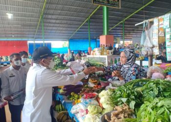 Pastikan Penegakan Prokes, Taufan Pawe Pantau Pasar Sumpang Minangae