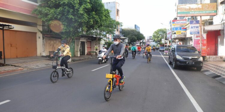 Wali Kota Parepare Berkeliling Dengan Sepeda Sapa Warga