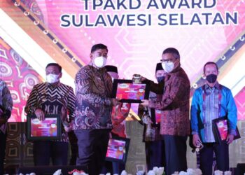 Wali Kota Parepare Terima Penghargaan TPAKD Terbaik