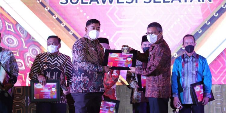 Wali Kota Parepare Terima Penghargaan TPAKD Terbaik