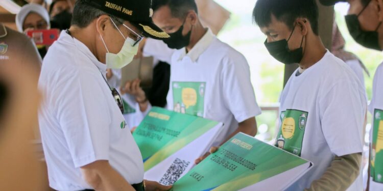 Pemkot Parepare Beri 1.250 Kartu BPJS Ketenagakerjaan Untuk Petani