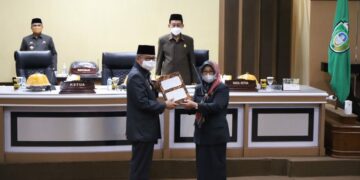 Wali Kota Parepare Serahkan Ranperda RJU Ke DPRD