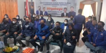 Peringati Satu Dekade, Pengurus NasDem Sidrap Nonton Bareng dan Potong Tumpeng