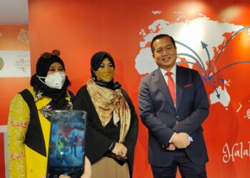 Erna Rasyid Taufan Berikan Cenderamata Batik Khas Parepare Kepada Duta Besar Indonesia Untuk Turki