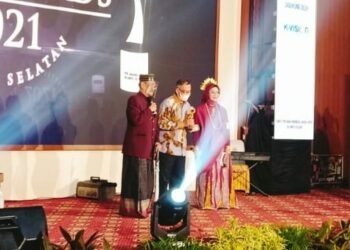 Parepare Raih KPID Awards 2021, Wawali Hadir Terima Penghargaan  