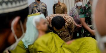 Plt Gubernur Sulsel, Kapolda dan Pangdam Jenguk Korban Penyerangan