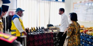 Presiden Bujuk Menteri PUPR Beli Sepatu untuk Naik Motor