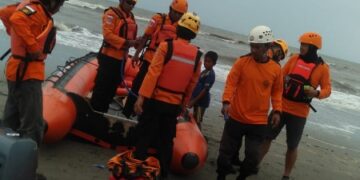 Dua Nelayan Polman Tergulung Ombak di Muara Sungai Saddang Pinrang