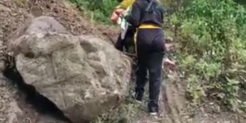 Akses Poros Bakaru Basseang Tertimbun Batu dan Tanah