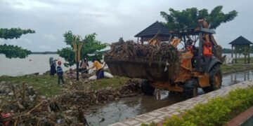 Gelombang Tinggi Bawa Sampah Puluhan Truk ke Taman Mattirotasi
