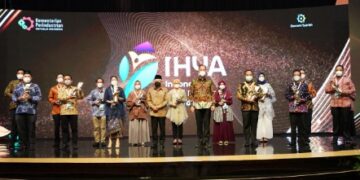 Pemprov Sulsel Terima Penghargaan Indonesia Halal Industry Award 2021
