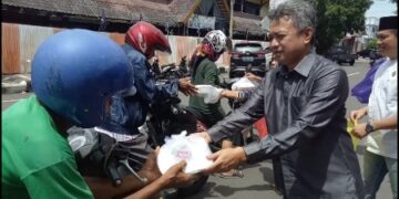 Konsisten Jumat Berbagi, NasDem Parepare Bagikan Ratusan Paket Makan Siang Ke Warga