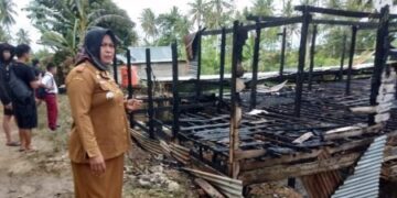 Rumah Warga Salomallori Habis Terbakar, Dollah Mando Kirim Bantuan