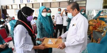 Cegah Stunting, Bupati Sidrap Serahkan Alat Ukur dan Media Kampanye