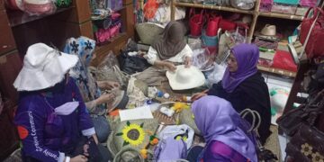 Erna Rasyid Taufan Ajari Pengrajin Anyaman di Tasikmalaya Desain Lontara dan Buat Kembang