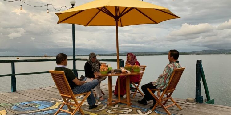 Suasana Menralo Beach di Pinrang