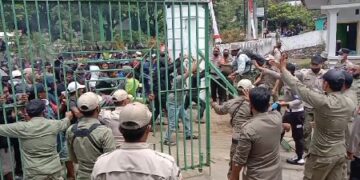 Aksi Unjuk Rasa Warga di Enrekang Ricuh