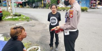 Kerap Mangkal di Lampu Merah, Pengamen di Sidrap Menangis Saat Diedukasi Kanit Regident