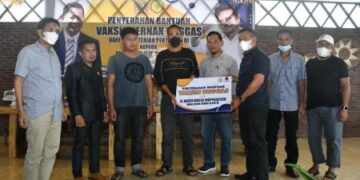 Kasus Flu Burung Muncul di Sidrap, H.Bahrul Appas Bagikan Ratusan Ribu Vaksin AI (Avian Influenza)