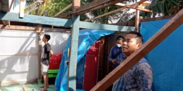 Prihatin, Sudarmin Baba Perbaiki Rumah Pandai Besi di Pajalele