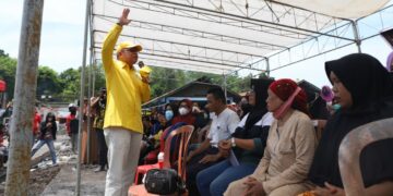 Ketua Golkar Sulsel Taufan Pawe Bantu 300 Korban Kebakaran di Sinjai