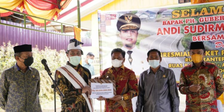 Andi Sudirman Serahkan Rp20 Miliar Bantuan Keuangan untuk Toraja Utara    