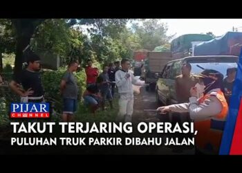 Takut Terjaring Operasi, Puluhan Truk Parkir Dibahu Jalan