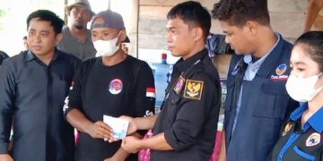 Garda Pemuda NasDem Sidrap Bantu Perbaiki Rumah Warga Terdampak Bencana
