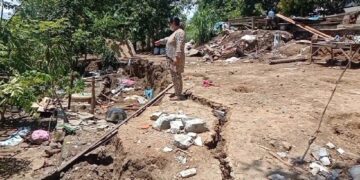 Diguyur Hujan, Tanah di Kampale Sidrap Ambles, Tiga Rumah Warga Terpaksa Dibongkar