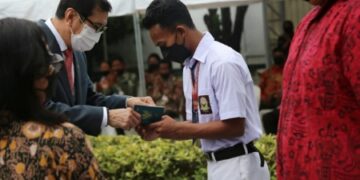 Menteri Yasonna Serahkan Paspor untuk WNI Keturunan di Filipina