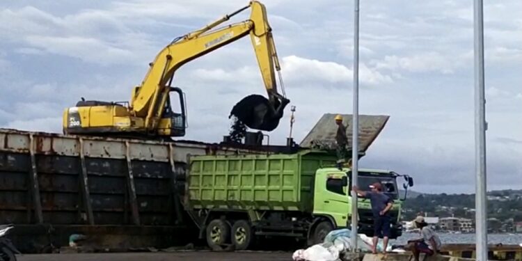 Bongkar Muat Batu Bara di Pelabuhan Cappa Ujung Parepare Berpolemik