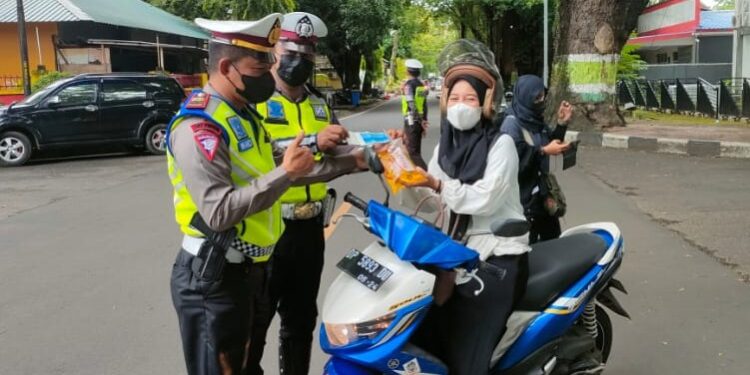 Cara Unik Satlantas Polres Pareare Apresiasi Pengendara Taat, Dokumen Lengkap Langsung Dapat Minyak Goreng