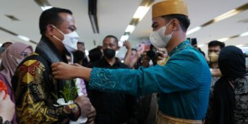 Tiba di Makassar, Gubernur Sulsel Andi Sudirman Disambut Tradisi Adat Angngaru